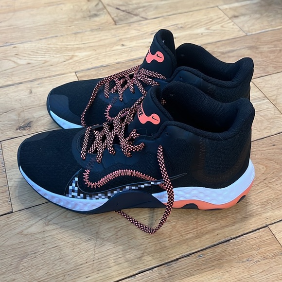 Nike shoes - Picture 3 of 5